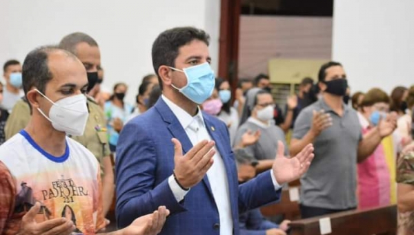 "Um momento de renovação e celebração", diz Gladson ao participar da missa de abertura do Novenário de Nossa Senhora da Glória