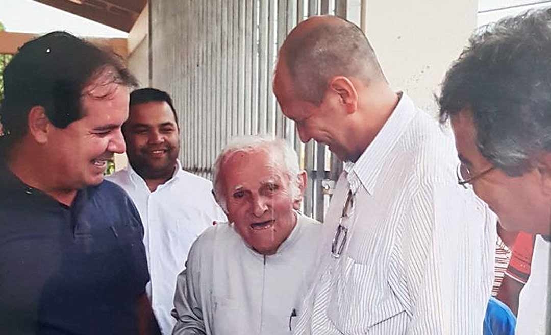 Aníbal Diniz lembra momento com padre Paolino, Jorge e Tião e diz: “tive o privilégio de conhecer o Acre profundo”
