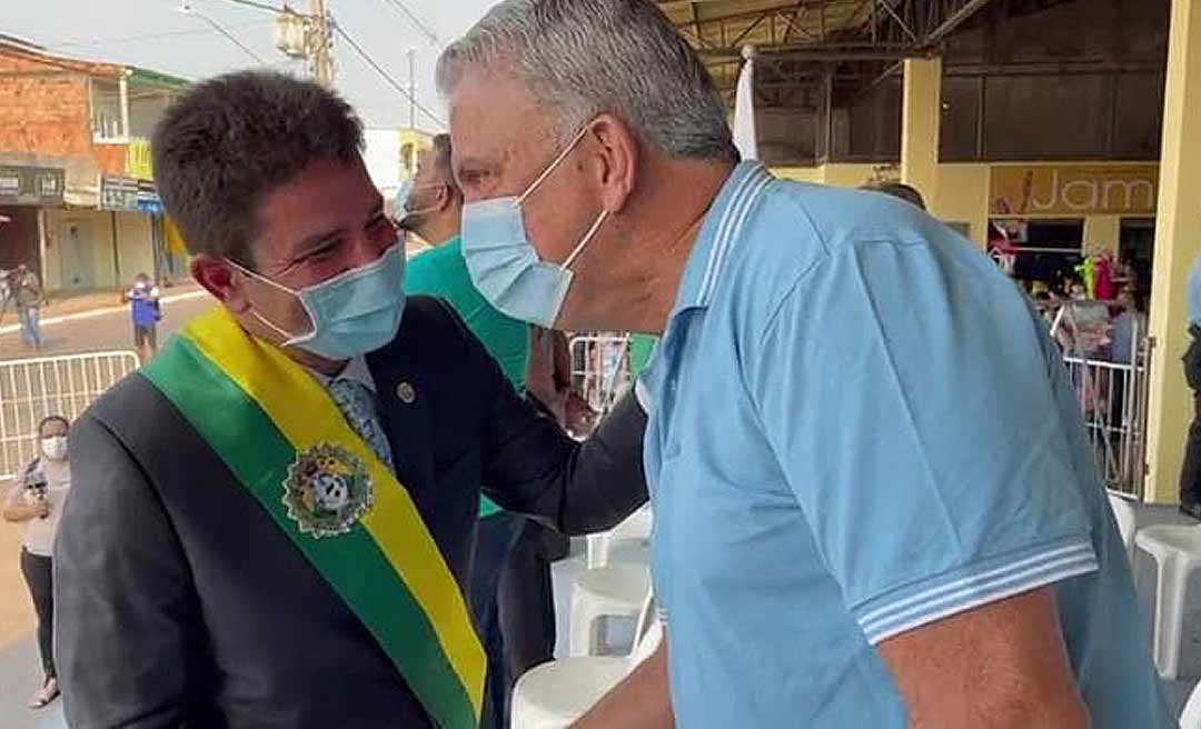 "Tu tá bonito com essa faixa", diz Petecão a Gladson em encontro descontraído no Seis de Agosto