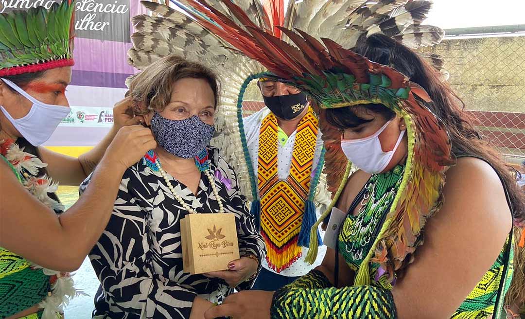 Em Tarauacá, Eva Evangelista recebe homenagem de indígenas e destaca Lei Maria da Penha