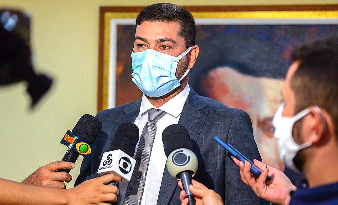 Após mais de 500 dias sem sessões presenciais, Nicolau Júnior homenageia servidores da Aleac que morreram vítimas da pandemia