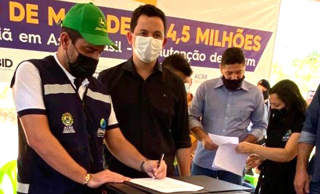 Irritado com ausência de Israel Milani em solenidades, Gladson pergunta: "Cadê o secretário Israel Milani? Ele é melhor do que vocês?"