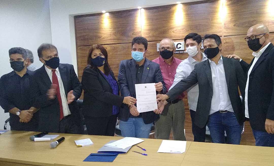 Com representantes da indústria, Gladson assina decreto criando estímulo à construção civil com investimentos de R$ 20 milhões