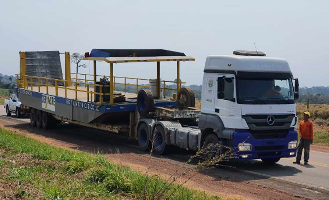 Governo encaminha balsa para auxiliar no transporte de produtores rurais de Xapuri