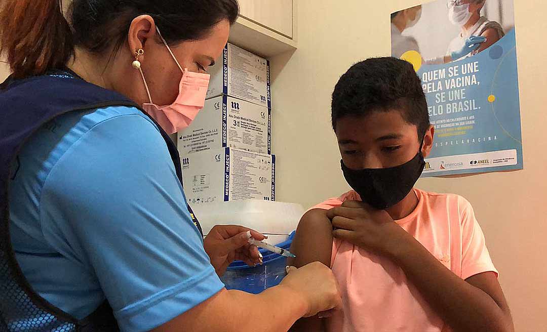 Caravana da vacinação imuniza público de 12 anos acima no município de Brasileia 