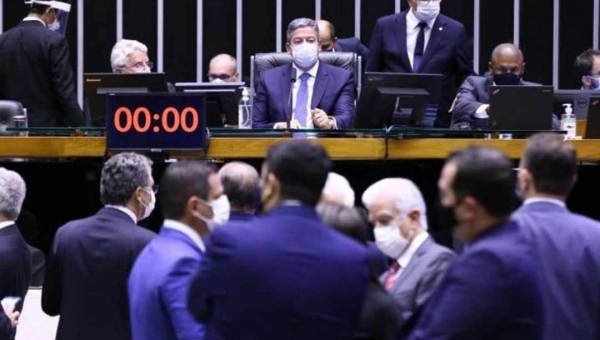 Câmara dos Deputados aprova reforma eleitoral, mas derruba o “distritão”