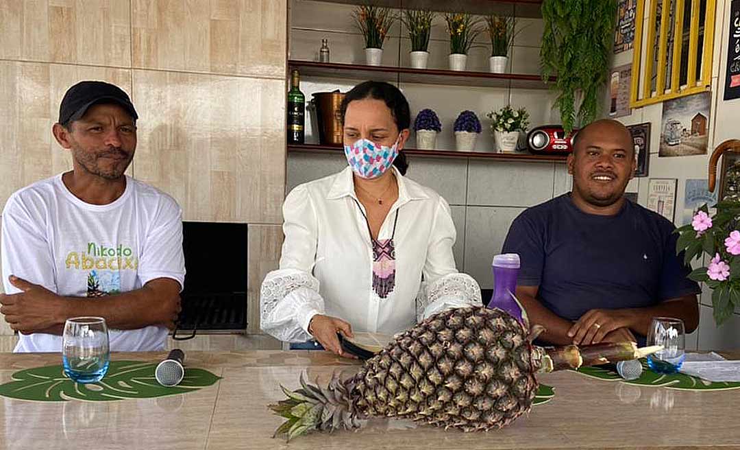 No Programa Papo Reto, Maria Lucinéia e produtor de abacaxi comemoram participação no Ratinho