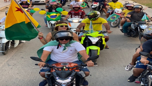 Com bandeira do Acre e sem capacete, Márcia Bittar participa de ato pró-Bolsonaro em Tarauacá