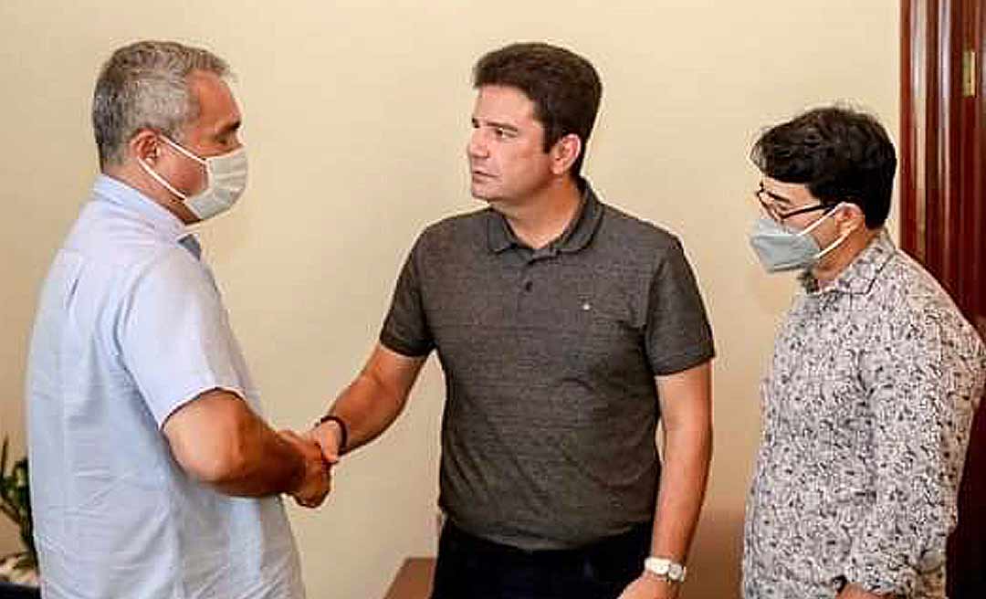 Depois de flertar com Petecão, Minoru é recebido no Palácio por Gladson, garante que vai ficar no PSDB e apoiar a reeleição do governador