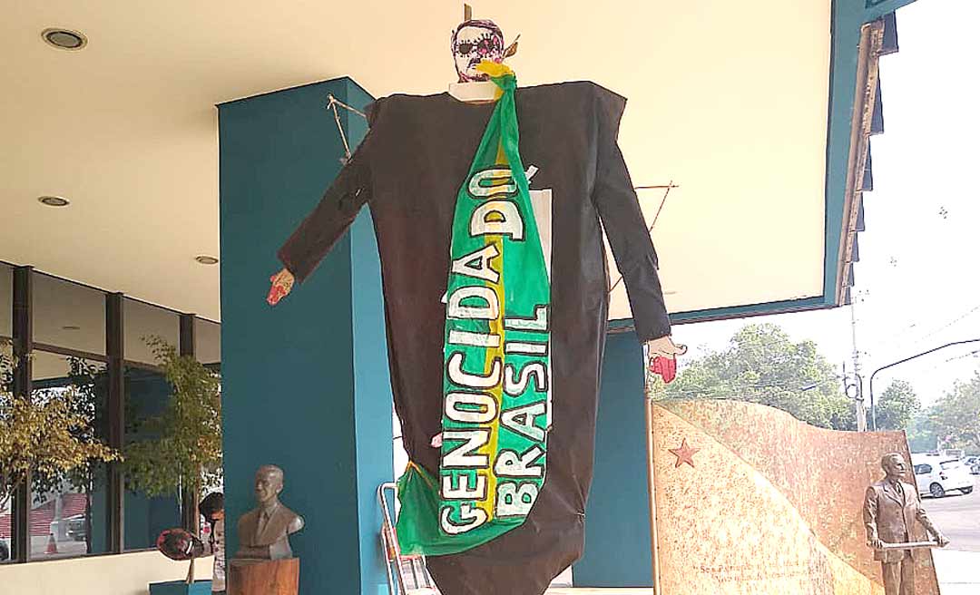 Ato contra a PEC 32 no Acre tem boneco de Bolsonaro vestido de preto e com faixa "genocida do Brasil"