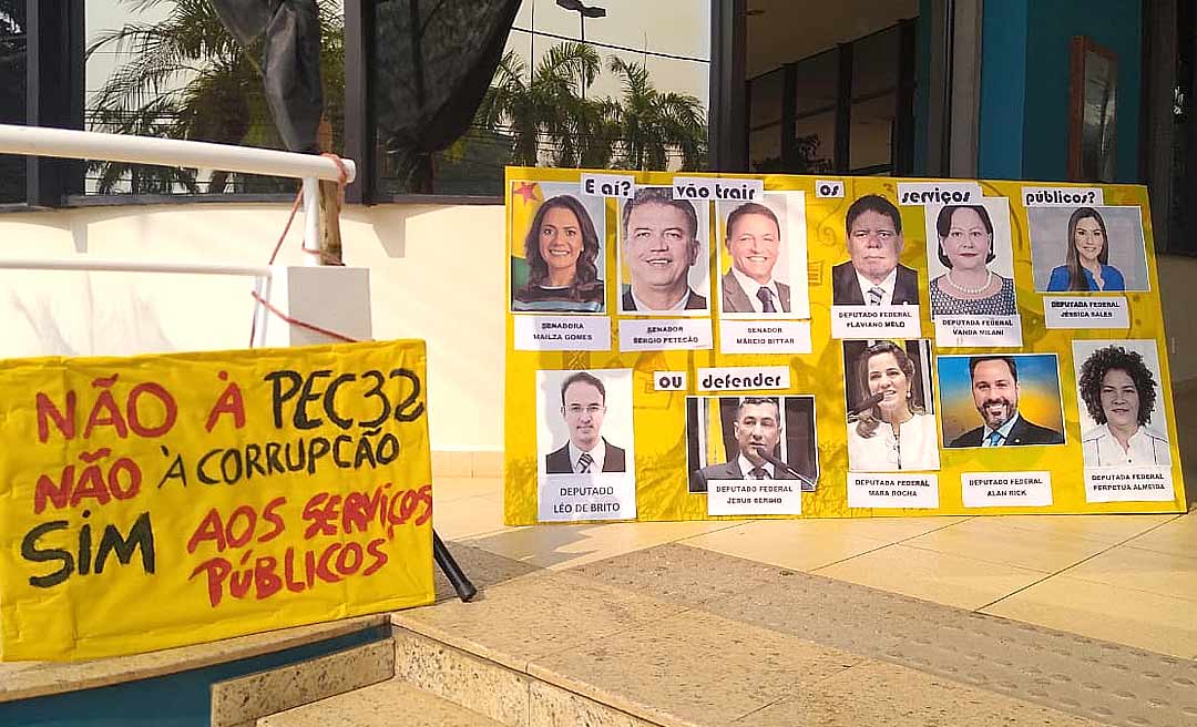 Manifestantes expõem fotos da bancada acreana durante protesto e perguntam: "E aí? Vão trair os serviços públicos ou defender?"