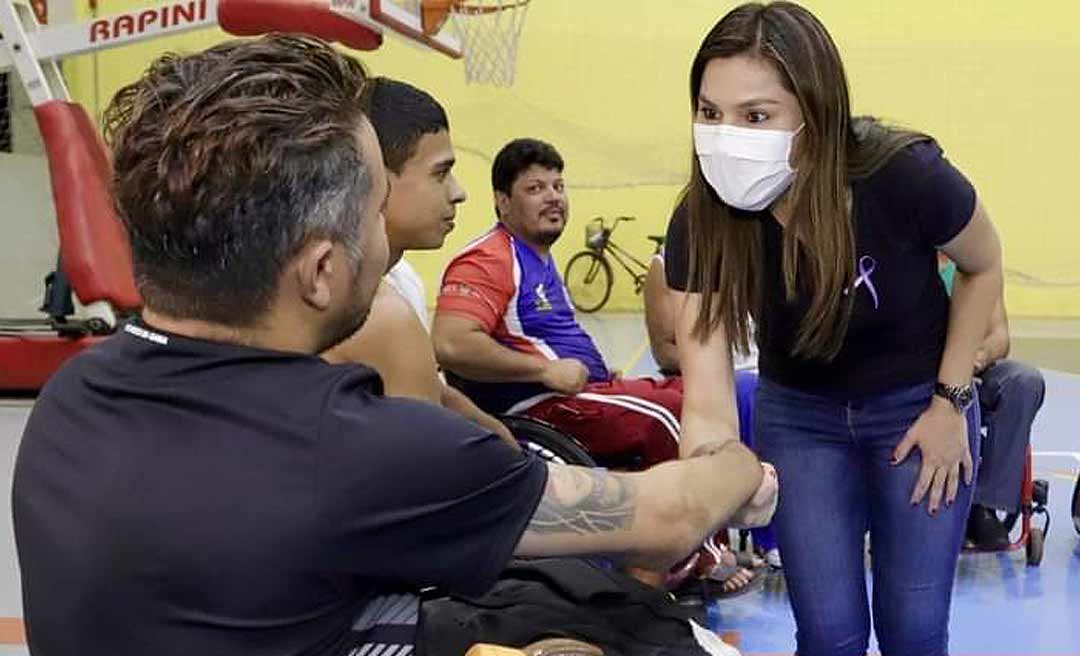 Jéssica Sales firma apoio à atletas cadeirantes do basquete