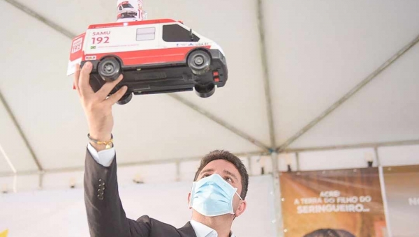 Gladson entrega 28 novas ambulâncias para o Samu