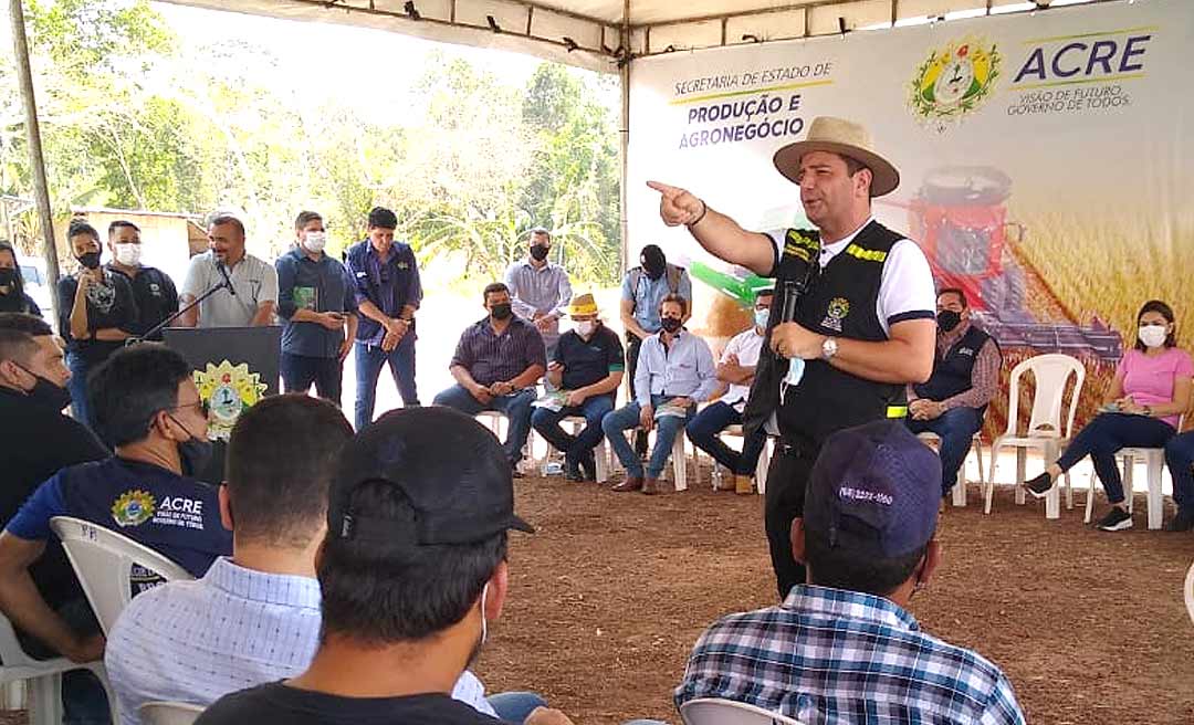 Gladson lança Plano Safra 2021/2022 durante início da colheita de milho em Capixaba: "Vamos deixar de ser o rabo do cavalo"