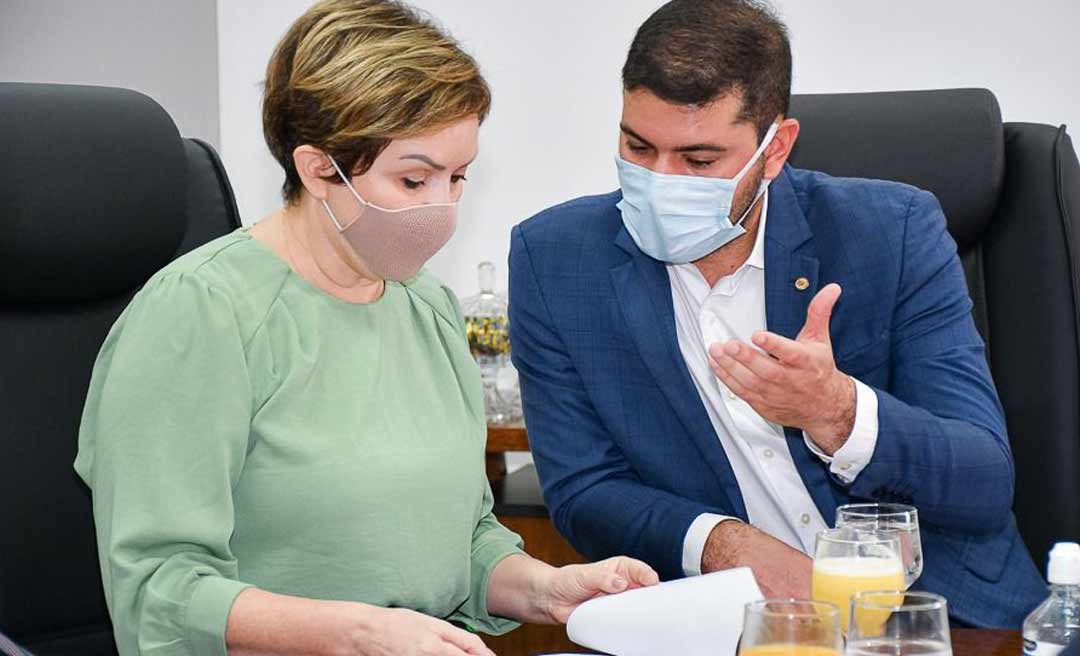 Aleac recebe secretária de educação para discutir PL que prevê a aquisição de notebooks e plano de internet para os professores