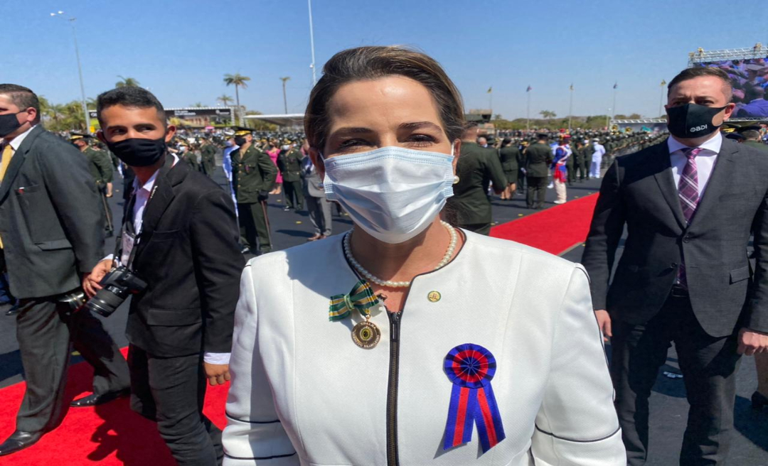 Mara Rocha é condecorada com a Medalha do Exército Brasileiro