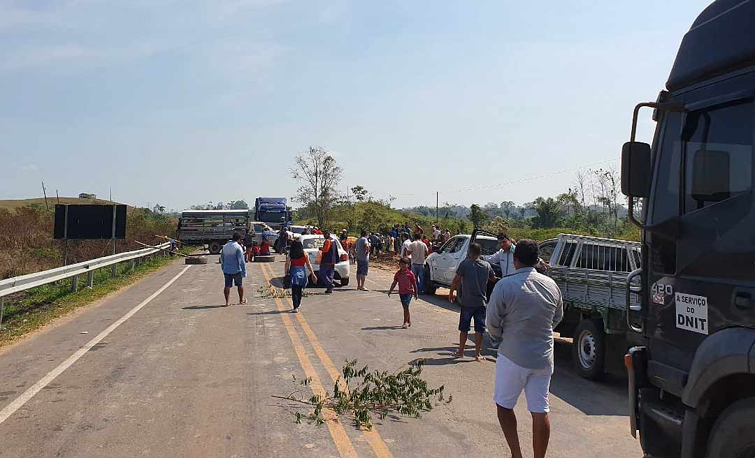Trecho na BR-364 é fechado por manifestantes nas  proximidades do Massupira, em Feijó
