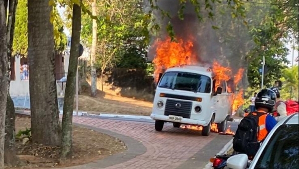 Kombi da Secretaria de Ação Social do Município pega fogo no Parque da Maternidade