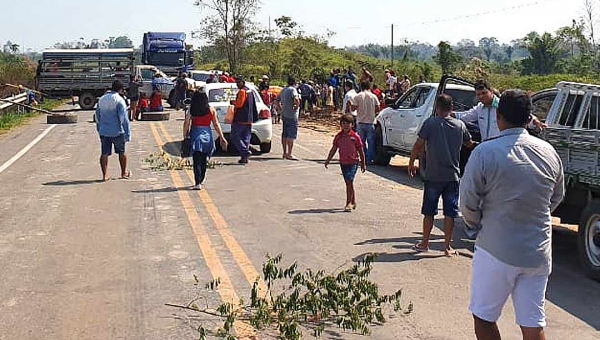 BR-364 é liberada após horas de protestos nas proximidades do Massupira, em Feijó