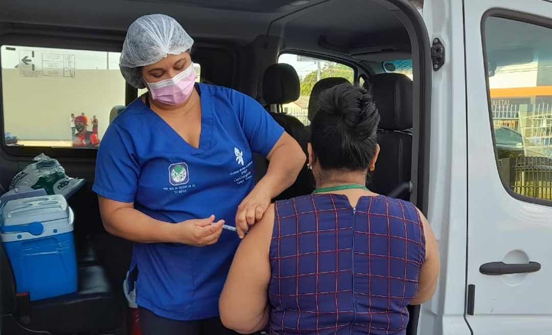 Prefeitura de Cruzeiro do Sul vacina funcionários das empresas e casas comerciais do município