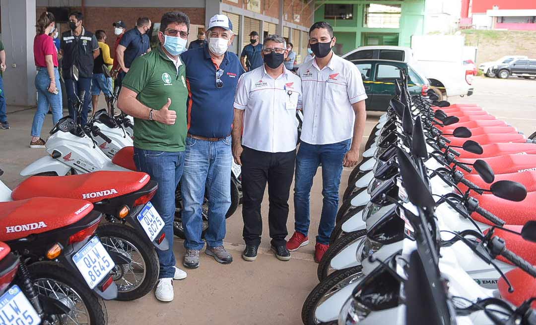 Gladson Cameli entrega 57 motocicletas para trabalho de assistência técnica rural no Acre