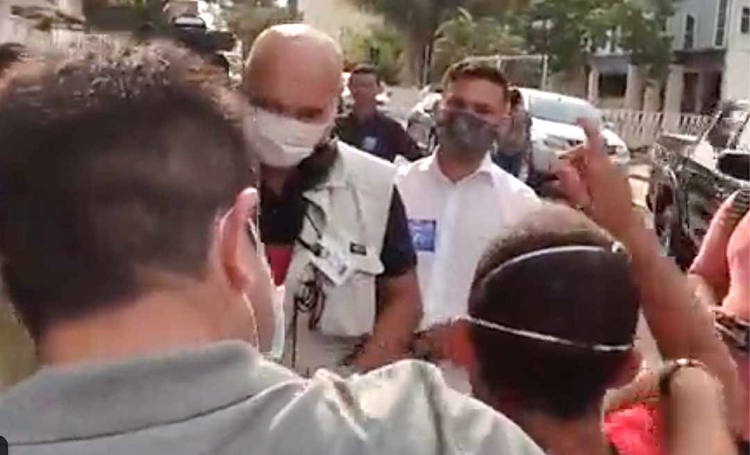 No aniversário da Difusora, ambulante rouba a cena e diz a Gladson: “a balsa do Petecão, vamos ajeitar”