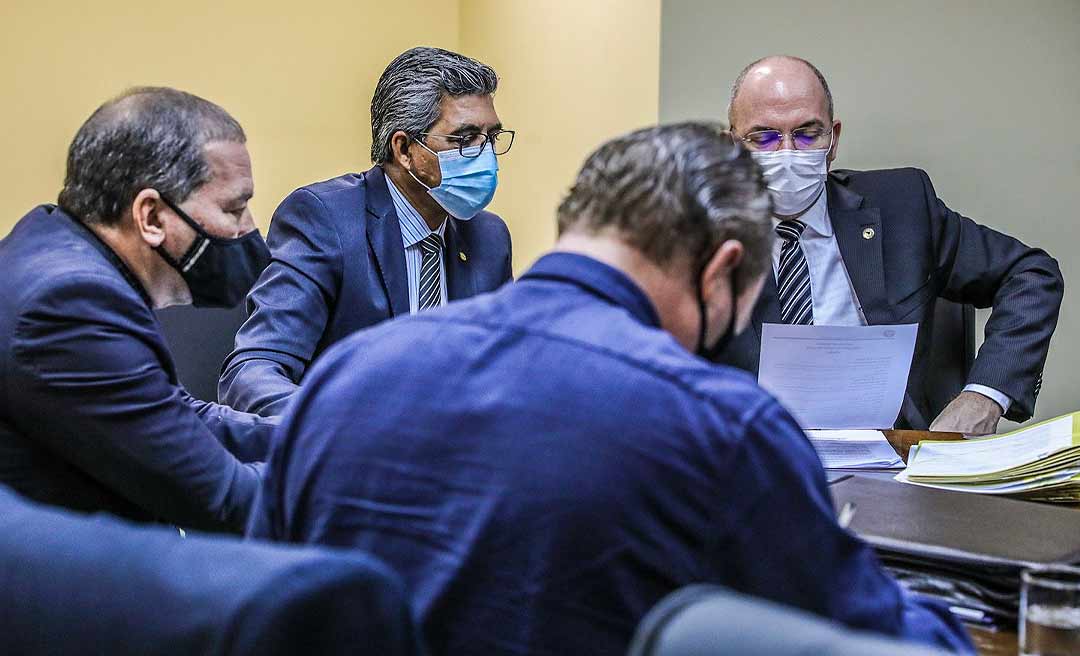 Deputados adiam mais uma vez reunião das comissões que vai apreciar projetos do Igesac e da compra de notebooks para os professores