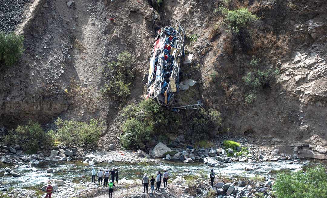 Ônibus cai em desfiladeiro e deixa 34 mortos no Peru