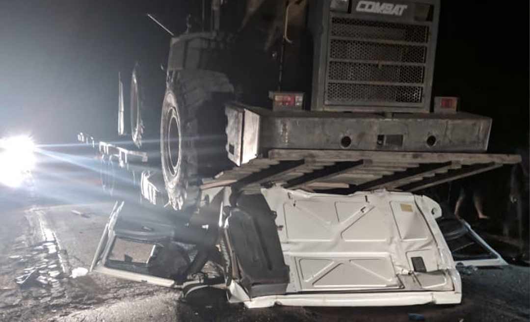 Trator esmaga cabine de caminhão e ocupantes são resgatados com vida