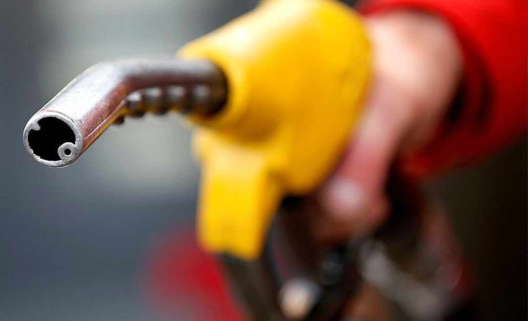 Bolsonaro diz que entrará com ação no STF sobre ICMS de combustíveis