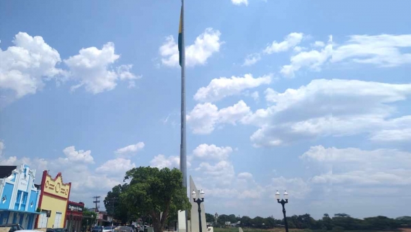 Troca da bandeira do Acre pela do Brasil na Gameleira gera questionamentos; governo diz que mudança é temporária e alusiva ao Dia da Independência