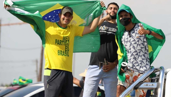 Com frases como “o Supremo é o povo”, bolsonaristas lotam o estacionamento da Arena da Floresta neste 7 de Setembro