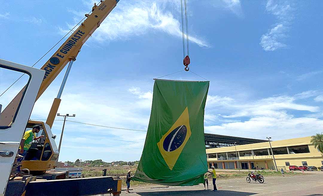 A poucas horas de ato em Rio Branco, bolsonaristas usam guindaste para erguer bandeira do Brasil