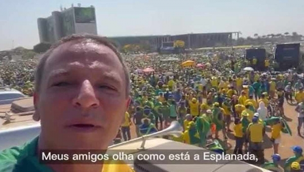 Marcio Bittar faz vídeo na Esplanada dos Ministérios em ato pró-Bolsonaro e diz: "É a coisa mais linda"