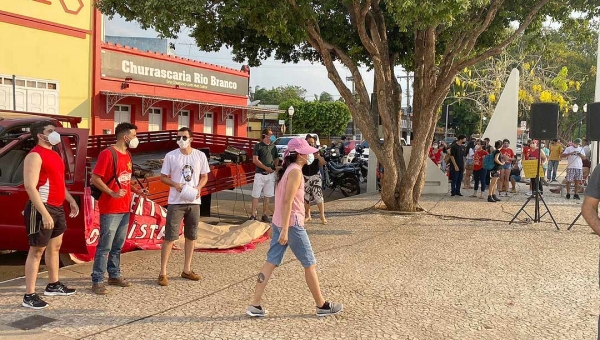 Ato anti-Bolsonaro reúne cerca de 300 pessoas no Calçadão da Gameleira