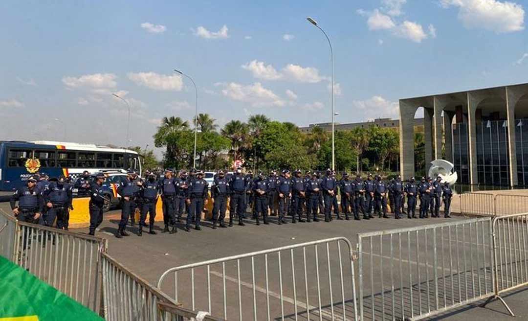 Polícia Militar faz barreira humana para impedir invasão do STF por manifestantes pró-Bolsonaro