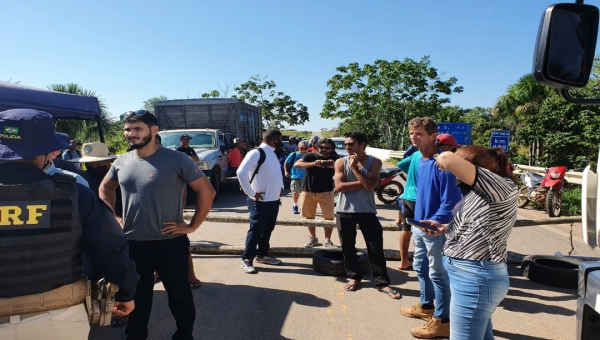 Taxistas liberam BR-364 em Feijó após fechamento por causa de péssimas condições