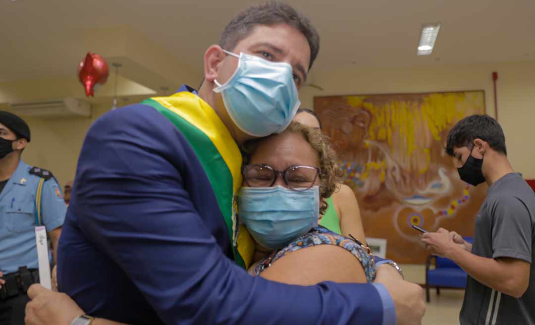 Idosos acima de 70 anos recebem dose de reforço durante mutirão de vacinação do Estado