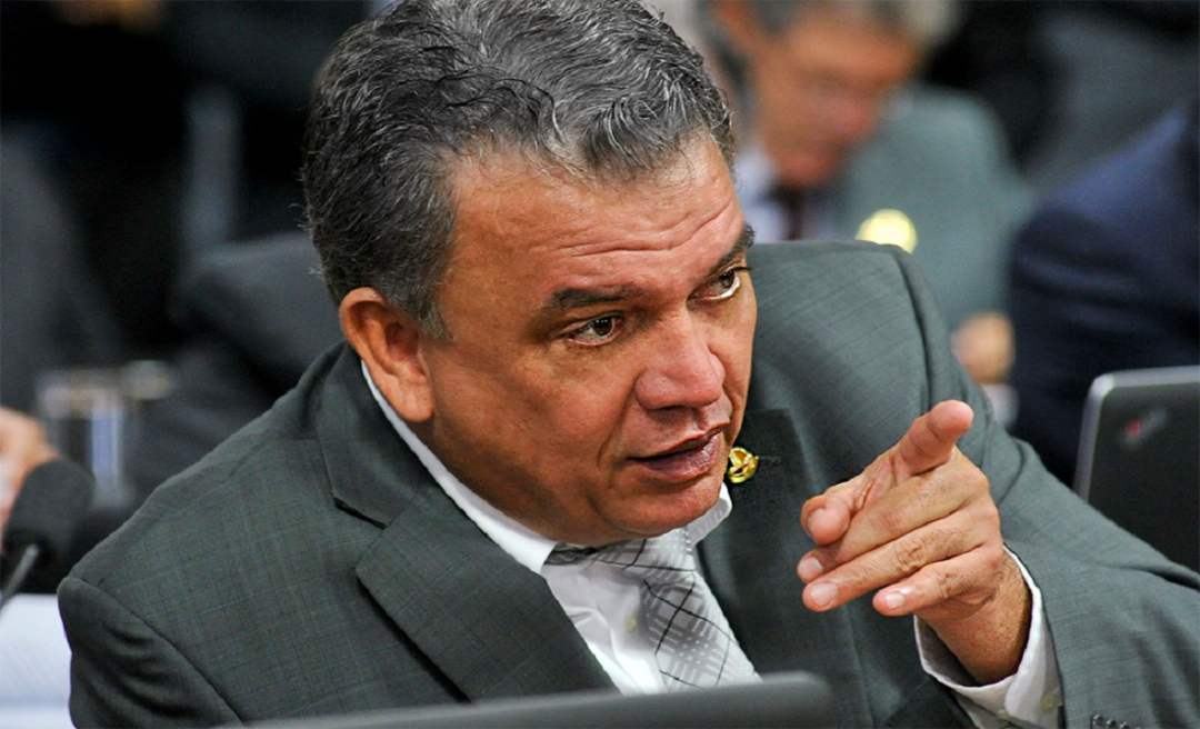 Petecão propõe mudança na lei para isentar professor de Imposto de Renda 