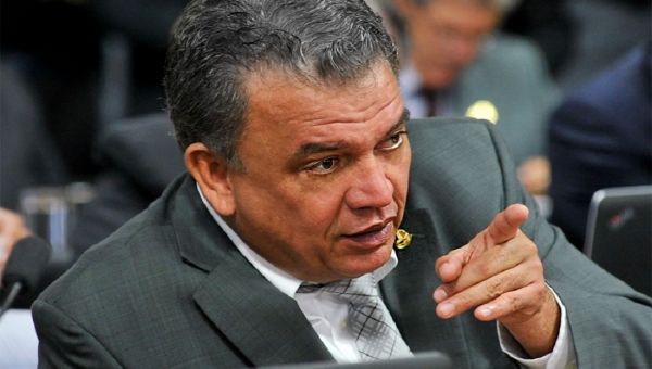 Petecão propõe mudança na lei para isentar professor de Imposto de Renda 