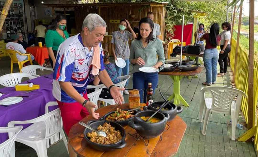 À procura da popularidade, Mailza almoça no Quintal do Osvaldo e toma café no mercado