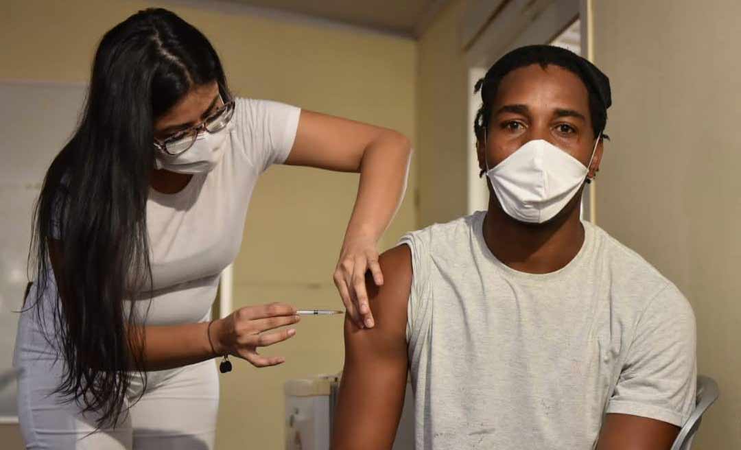 Imigrantes em abrigo do governo são vacinados contra a Covid-19