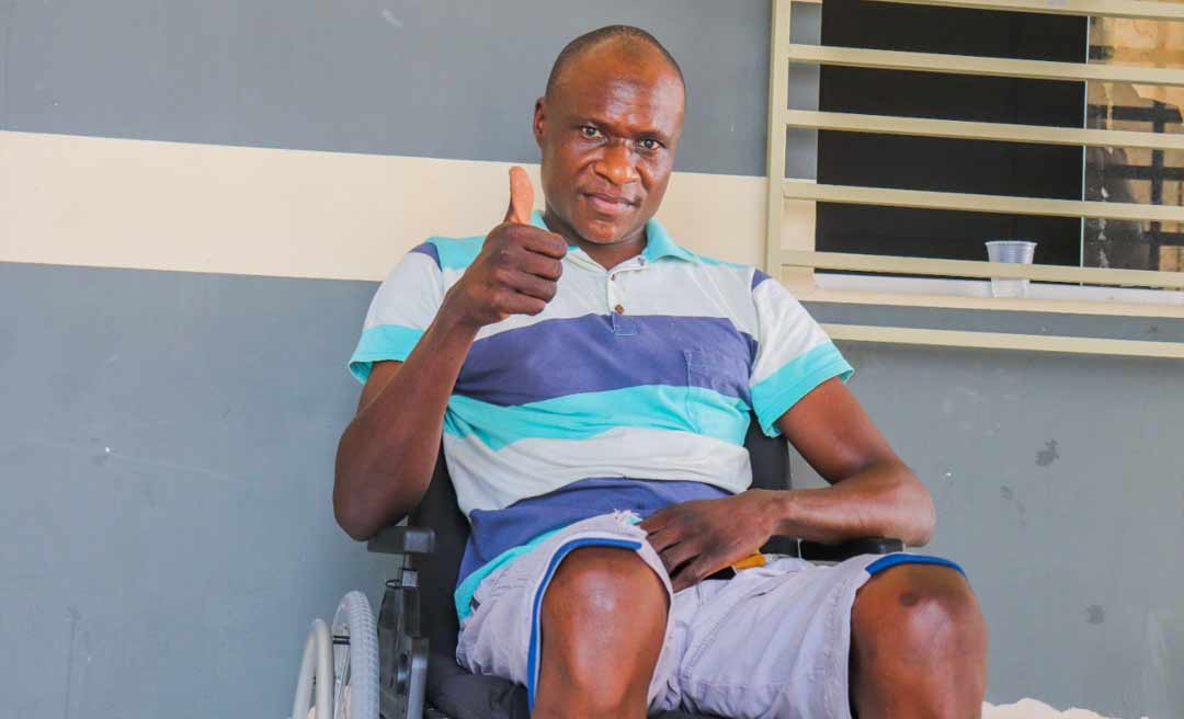 "Quero ver o sol", diz haitiano ao receber cadeira de rodas em abrigo após dois meses