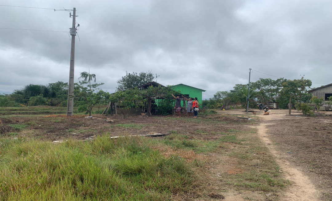 Em Rodrigues Alves, ação movida com o apoio de Terezinha Fernandes beneficia família de agricultores com luz
