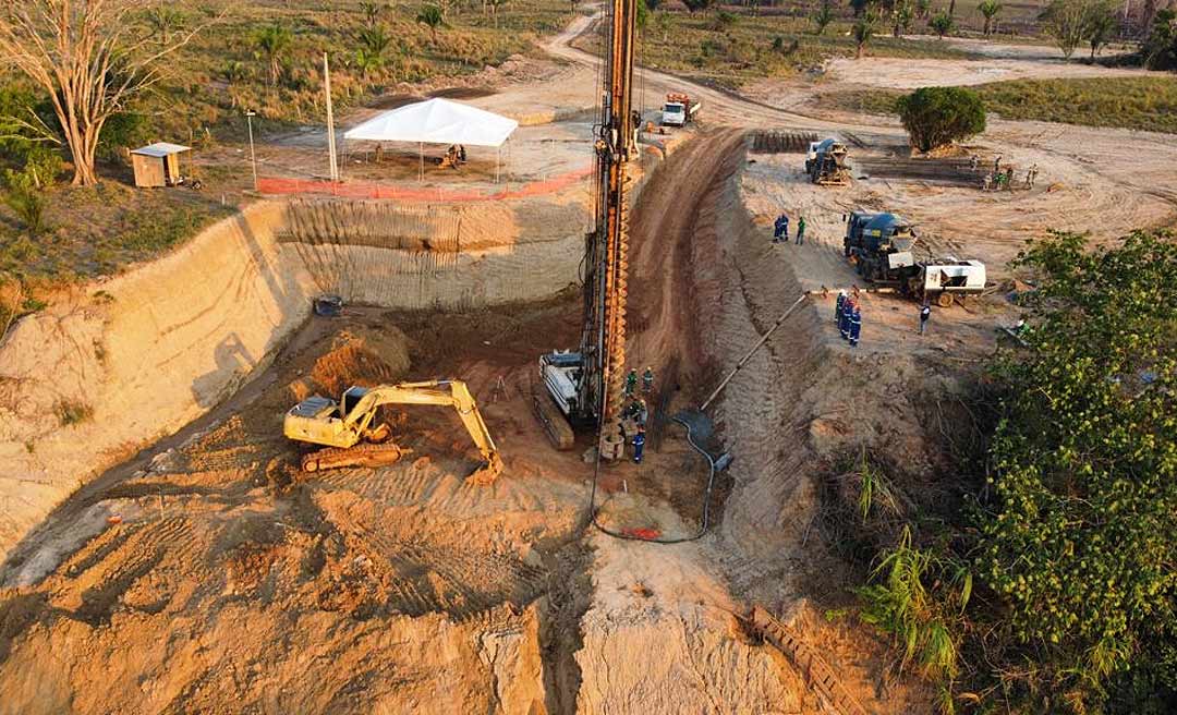 Governo realiza primeira perfuração para ponte do anel viário de Brasileia e Epitaciolândia