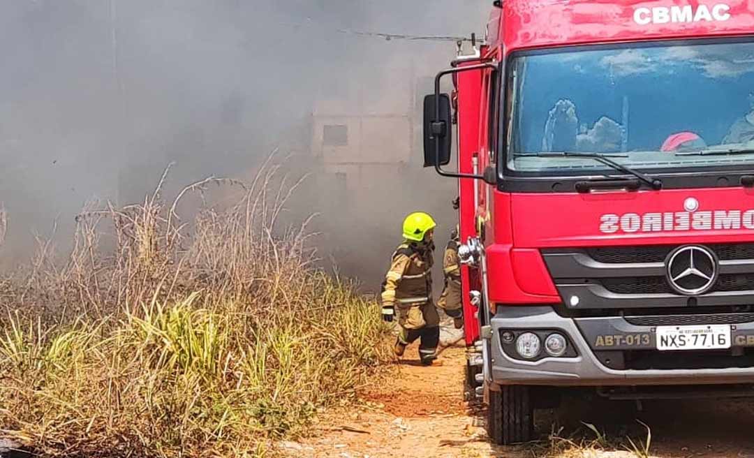 Bombeiros atuam em combate a incêndio em área de mata perto de condomínio no Adalberto Sena