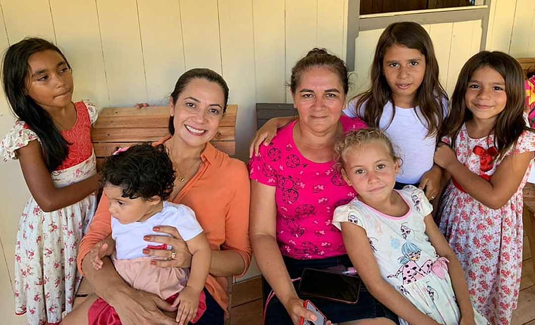 Correndo contra o tempo para se tornar popular, Mailza Gomes sobe o Envira com a filha bebê Theodora no colo