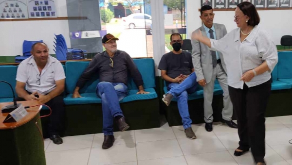 Vanda Milani libera R$ 5,8 milhões para prefeituras investirem no setor produtivo e infraestrutura