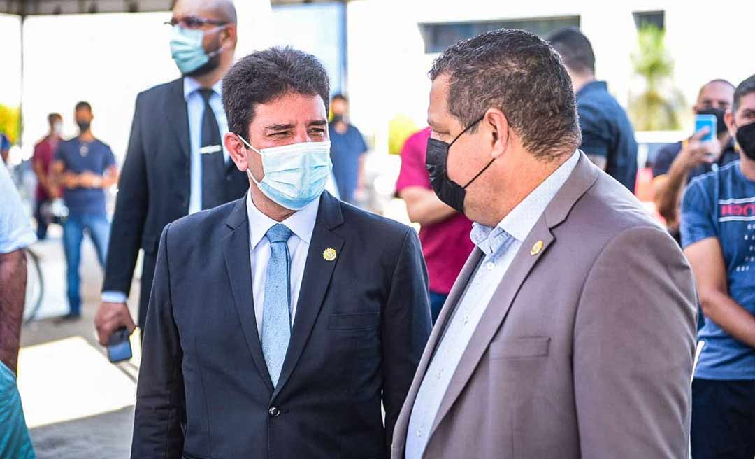 Gladson e Rocha se reencontram em frente à catedral de Nossa Senhora da Glória