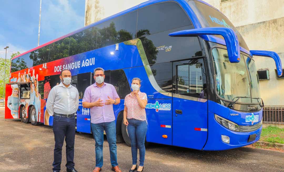 Alan Rick vistoria novo ônibus do Hemoacre, adquirido com emenda individual de R$ 1,5 milhão